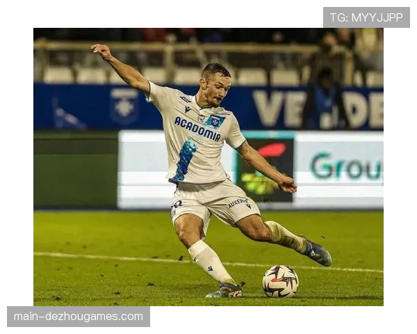 马赛足球历史文物展吸引游客 感受法甲文化艺术魅力 马赛足球历史文物展吸引游客 感受法甲文化艺术魅力